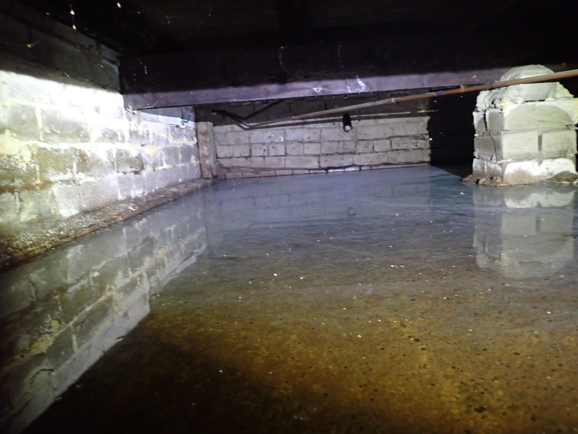 Kruipruimte met staand water in de bodem