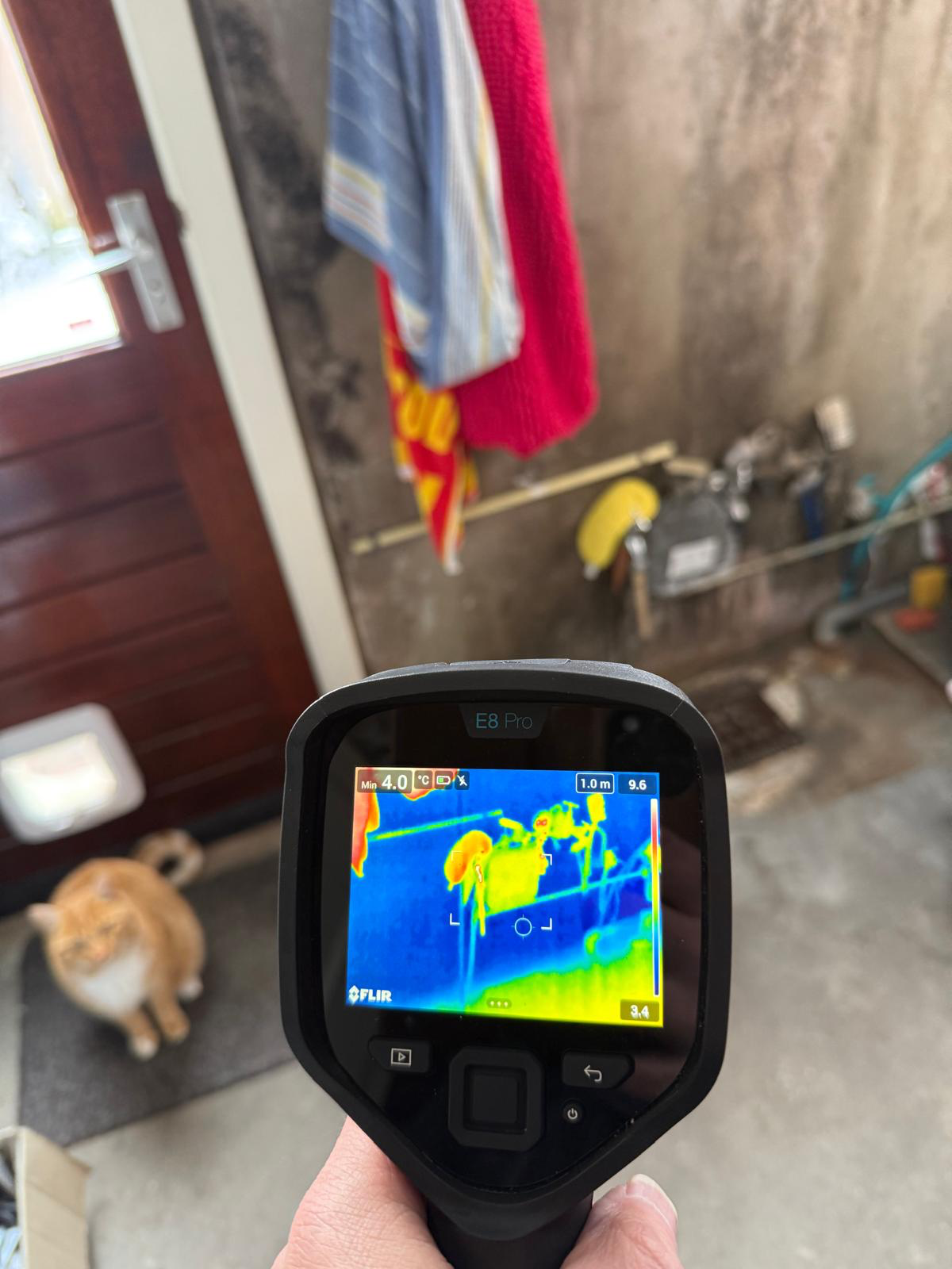 Thermografisch onderzoek met een FLIR E8 Pro warmtebeeldcamera tijdens een vochtinspectie