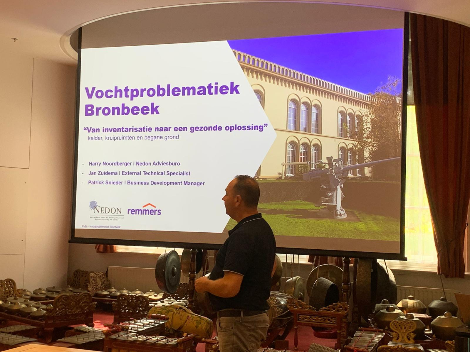Harry Noordberger geeft een lezing over vochtproblematiek — van inventarisatie naar een gezonde oplossing