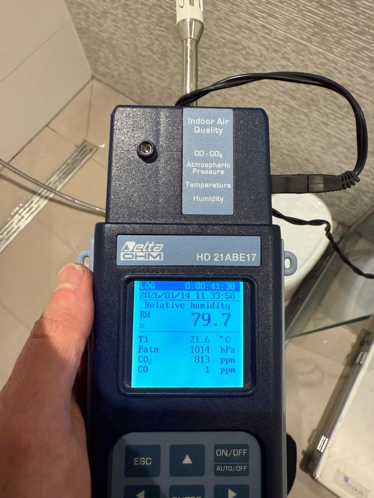 Delta OHM meter voor luchtvochtigheid, temperatuur en CO₂ tijdens klimaatmeting op locatie.