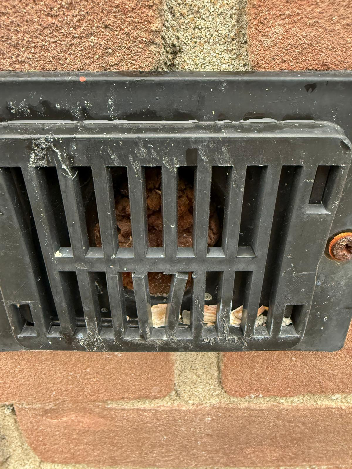 Ventilatierooster in de gevel — beeld bij uitleg over ventilatievoorzieningen en condens