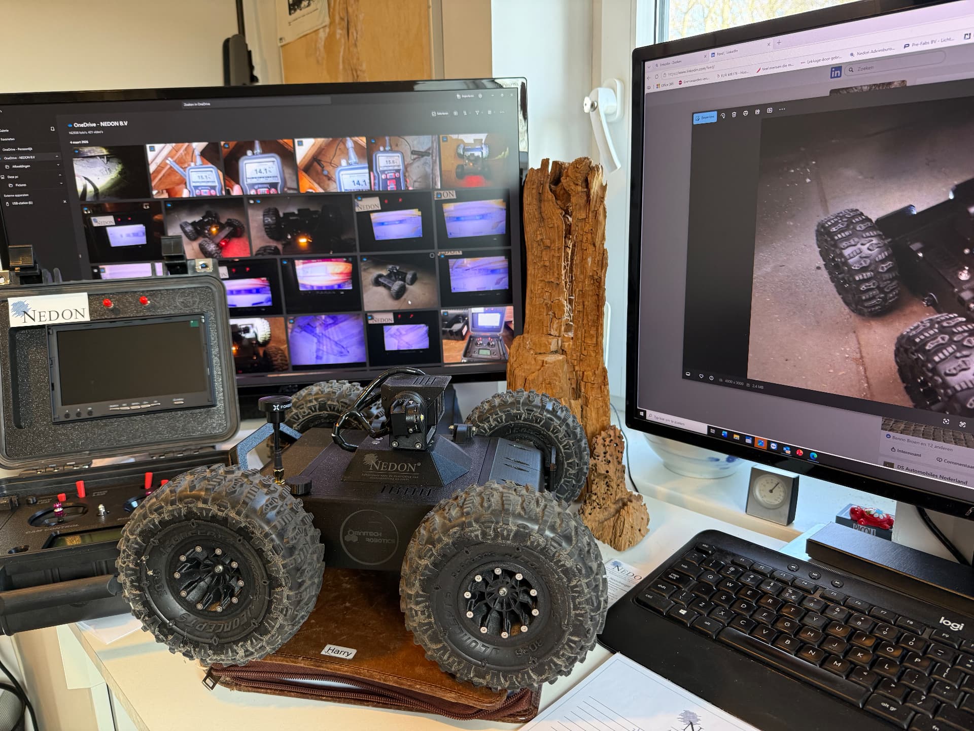 NEDON robotcamera op de werkplek, met opnamen uit een kruipruimte op de schermen ernaast.