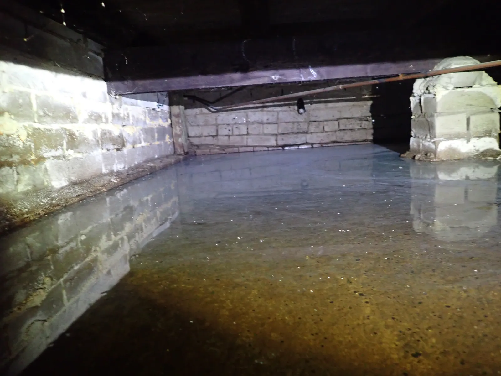 Kruipruimte met staand water in de bodem