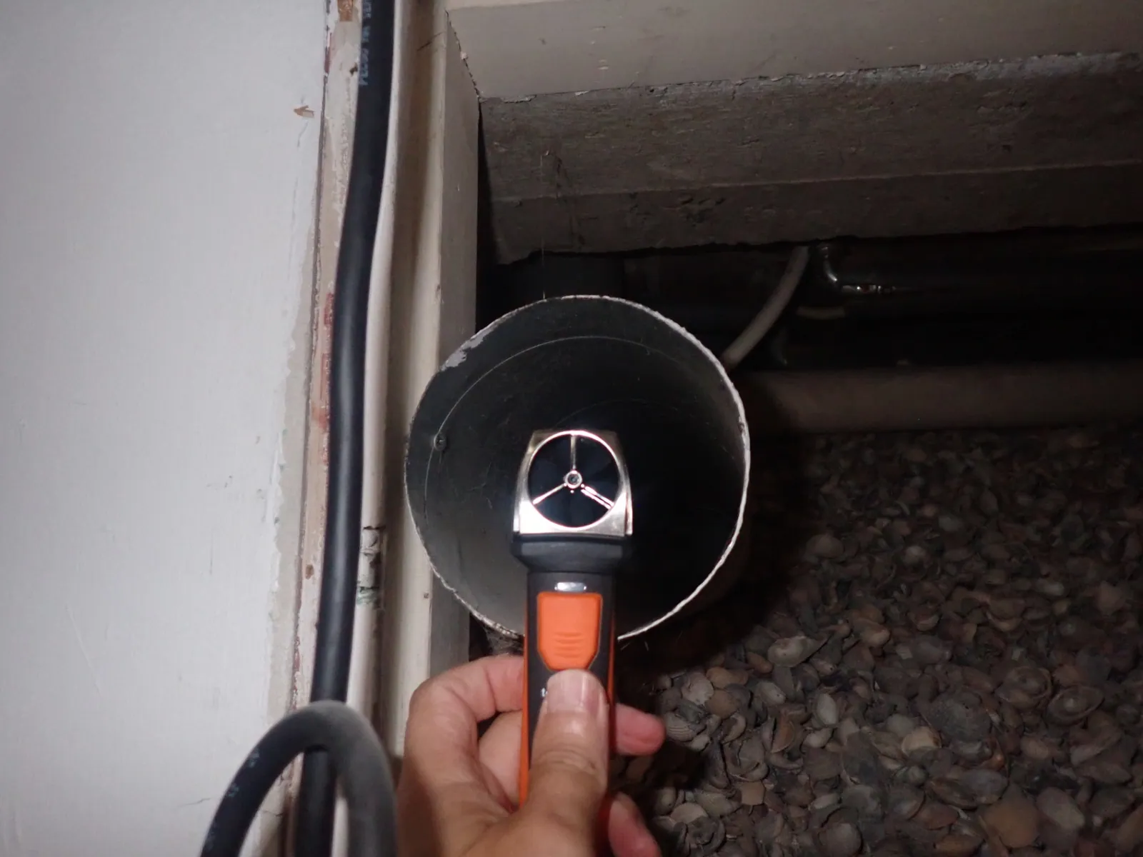 Meting van luchtstroom bij een ventilatievoorziening tijdens monitoring van het binnenklimaat