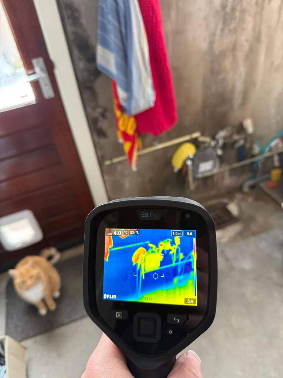 Thermografisch onderzoek met een FLIR E8 Pro warmtebeeldcamera tijdens een vochtinspectie